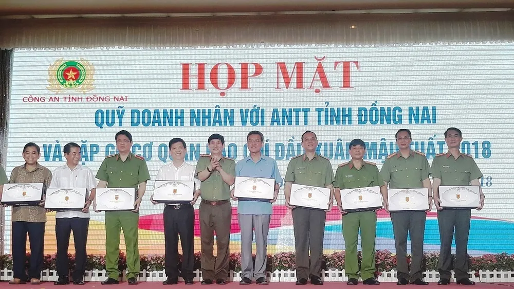 Công an Đồng Nai tặng quà lưu niệm cho lãnh đạo tham gia buổi họp mặt