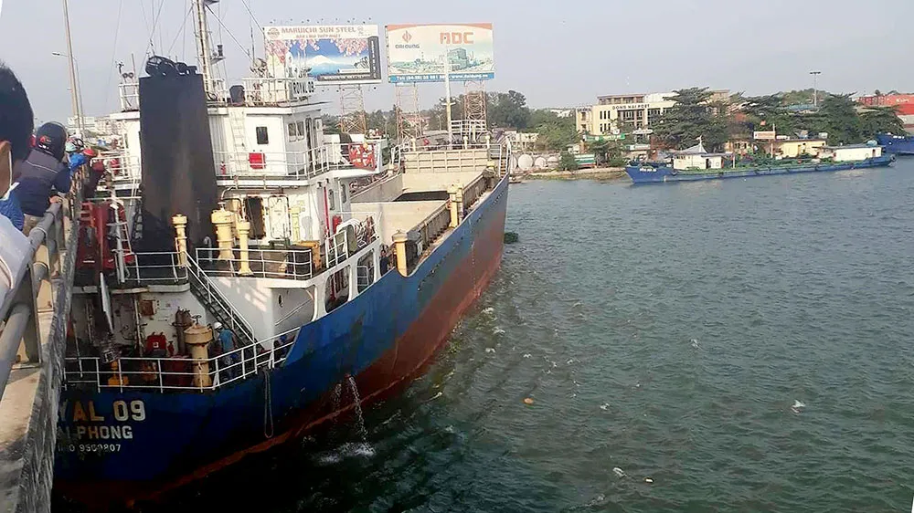 Tàu chở hàng “khủng” hơn ngàn tấn va vào cầu Đồng Nai