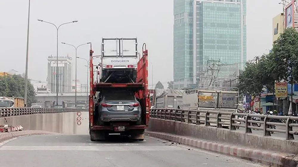 Xe container chở quá khổ tông gãy trụ biển báo hầm chui ngã tư tử thần