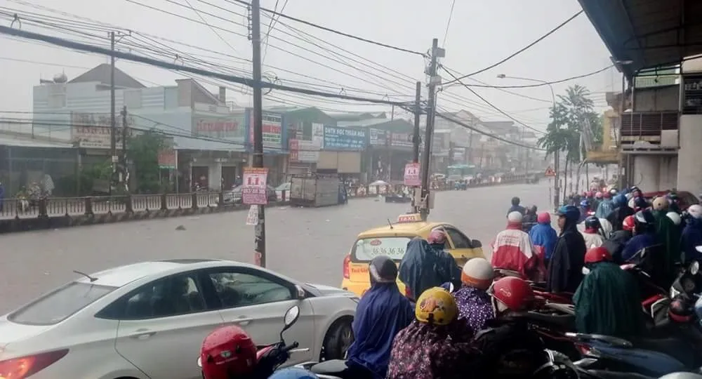 Mưa lớn, nhiều tuyến đường tại TP Biên Hòa ngập nặng