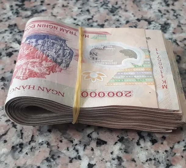 Nhặt được tiền, bé gái 13 tuổi nhờ công an tìm người đánh rơi