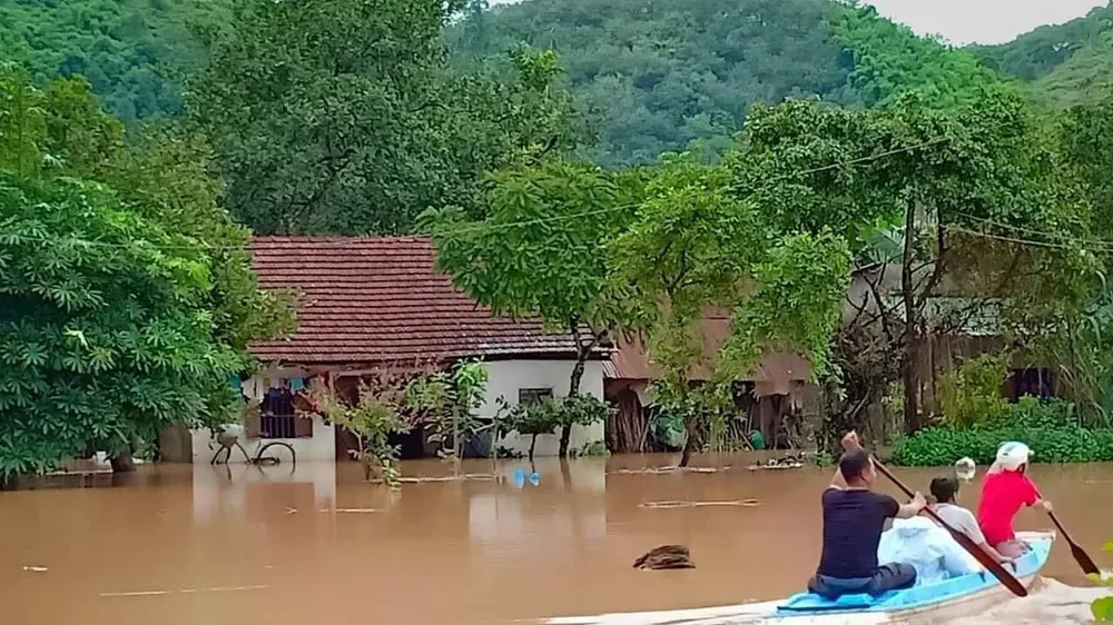 Dẹp dọn lại sau cơn lũ, một thanh niên bị điện giật chết