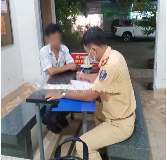 Lập biên bản vi phạm hành chính đối với tài xế xe ô tô khách 45 chỗ chạy ngược chiều ở Biên Hòa