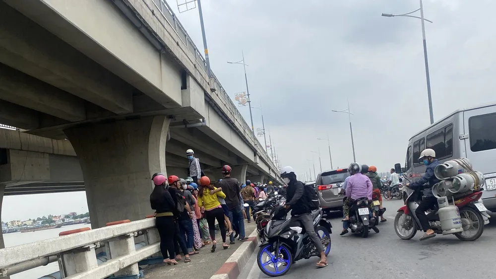 Một phụ nữ để lại xe máy trên cầu Hóa An rồi nhảy xuống sông mất tích