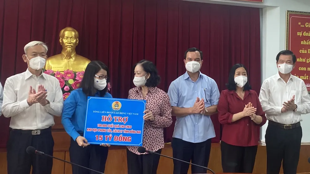 Hỗ trợ 100.000 suất quà cho công nhân bị ảnh hưởng Covid-19