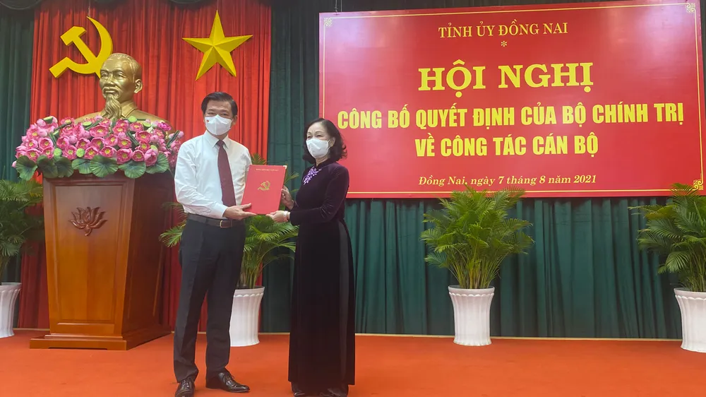 Đồng chí Trương Thị Mai trao quyết định cho đồng chí Nguyễn Hồng Lĩnh