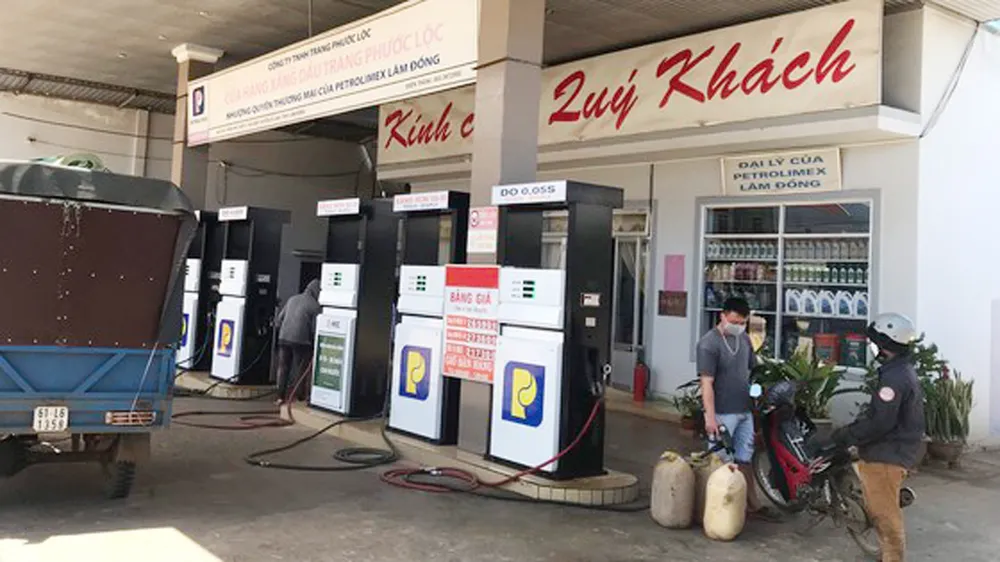 Nhiều cửa hàng xăng dầu bị phạt vì găm hàng, bán "nhỏ giọt"