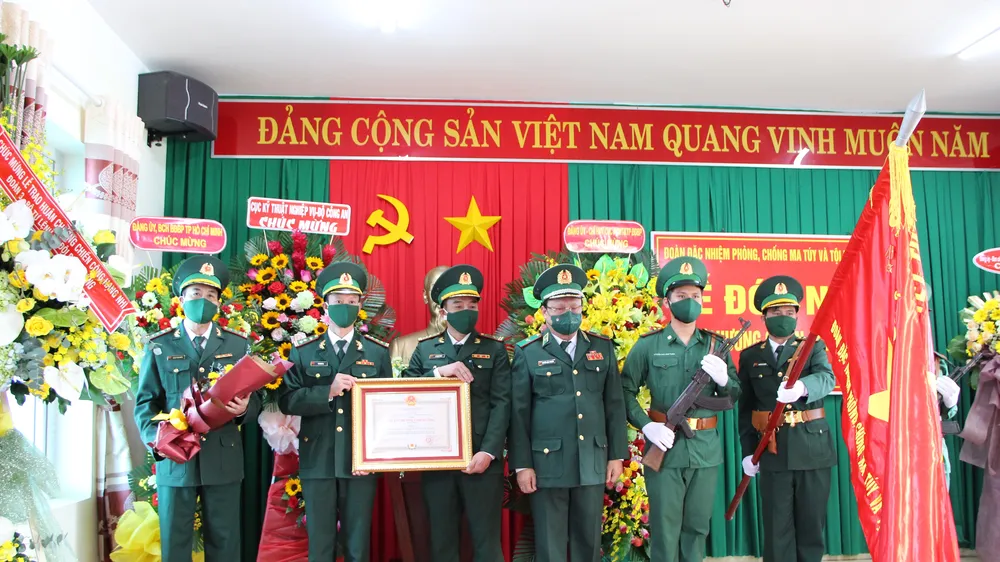 Tâp thể cán bộ, chiến sĩ Đoàn 3 đón nhận Huân chương Chiến công hạng Nhì