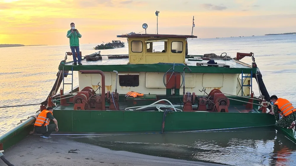 Lực lượng biên phòng đang tiến hành kiểm tra phương tiện chở cát trái phép.