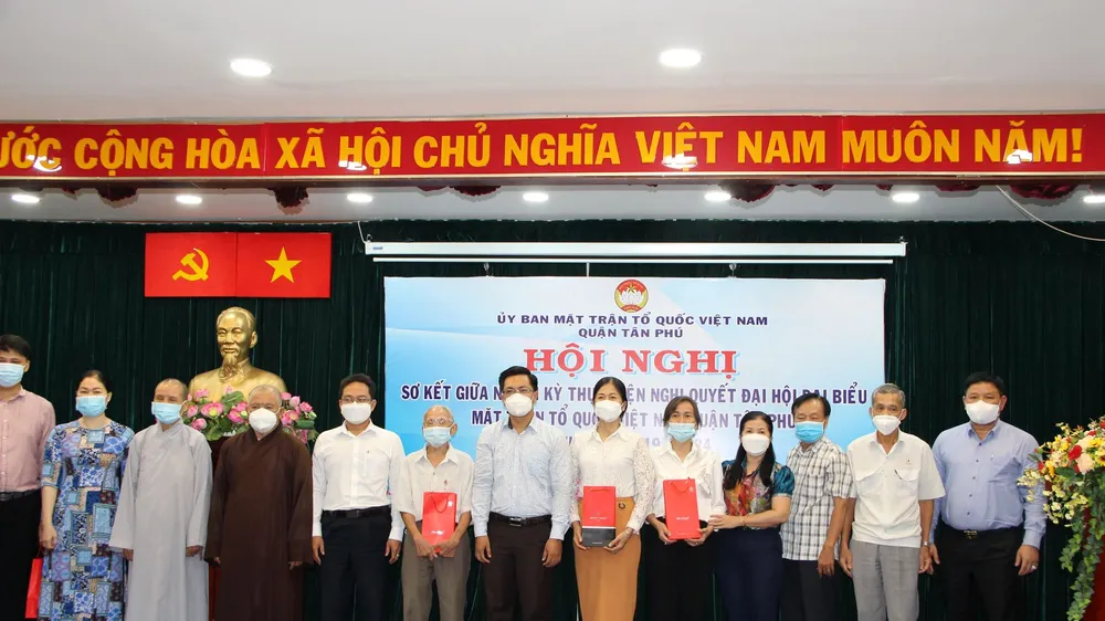 Lãnh đạo Ủy ban MTTQ Việt Nam quận Tân Phú tặng quà, chụp ảnh với các đại biểu tham dự hội nghị