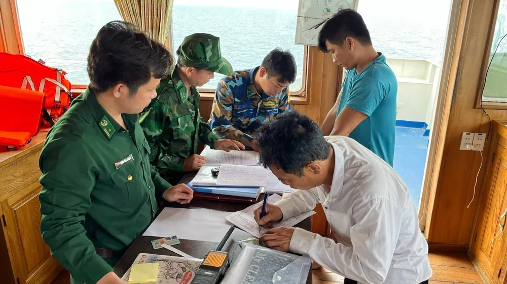 Lực lượng Bộ đội Biên phòng kiểm tra tàu chở dầu trái phép.
