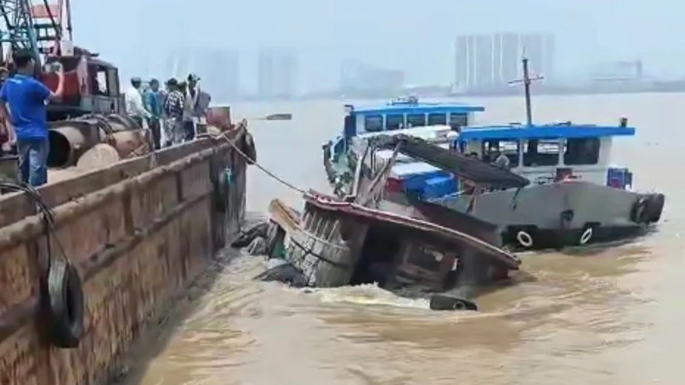 Phương tiện đầu kéo bị chìm sau vụ va chạm