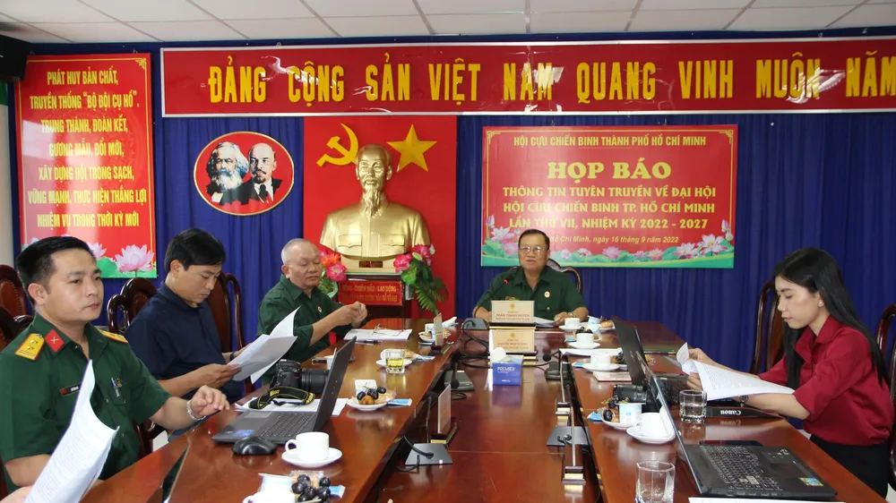 Trung tướng Trần Thanh Huyền chủ trì buổi họp báo.
