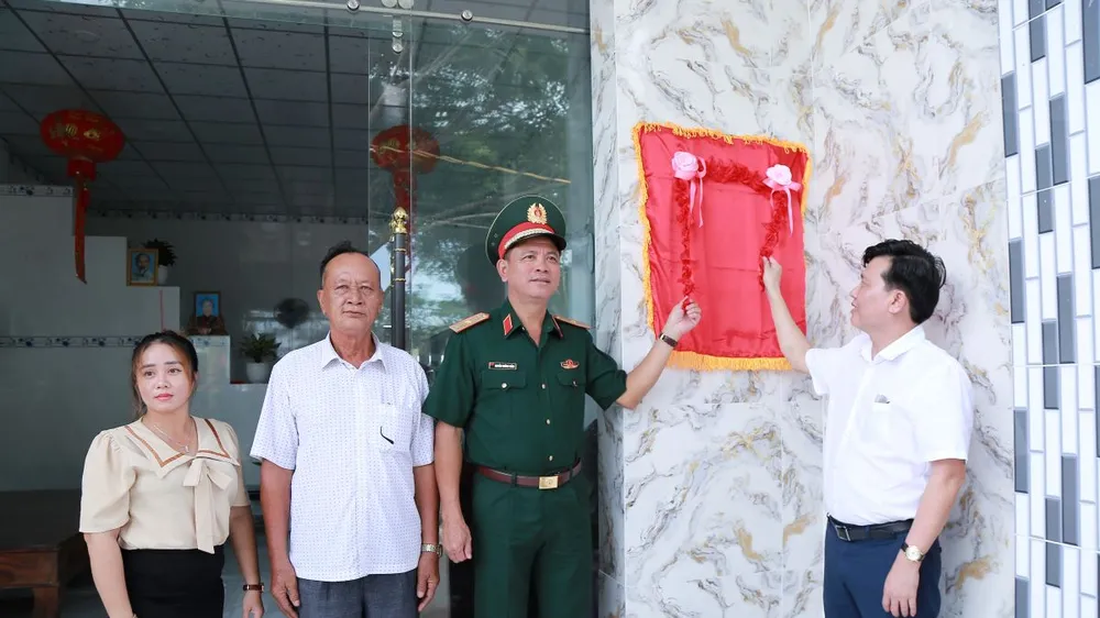 Thiếu tướng Nguyễn Trường Thắng cùng lãnh đạo chính quyền địa phương khai trương căn nhà mới, bàn giao cho người dân