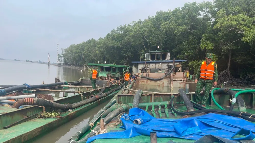 Bộ đội Biên phòng TPHCM bắt giữ 3 phương tiện khai thác cát trái phép