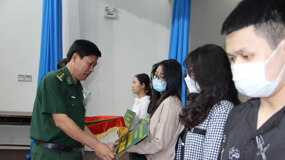 Thiều tướng Lê Thái Ngọc trao học bổng cho sinh viên. 
