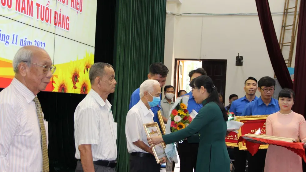 Bí thư Quận ủy Lê Thị Kim Hồng trao Huy hiệu 60 năm tuổi Đảng cho 3 đảng viên