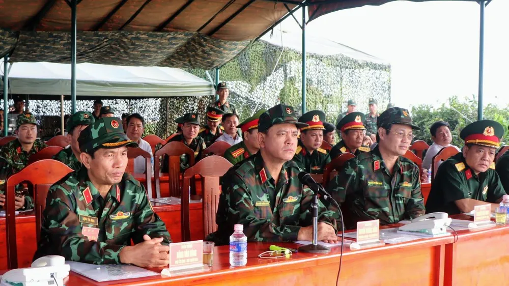 Thủ trưởng Bộ Tư lệnh Quân khu 7 cùng Bộ Tư lệnh TPHCM tgheo dõi cuộc diễn tập.