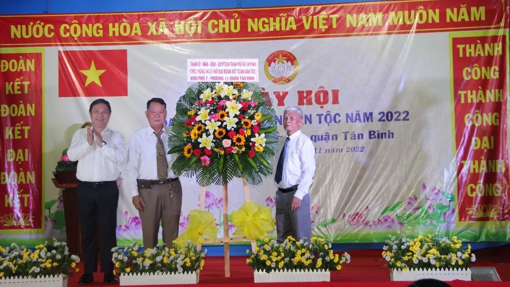 Phó Chủ tịch UBND TPHCM Dương Anh Đức tặng hoa chức mừng nhân dân khu phố 7