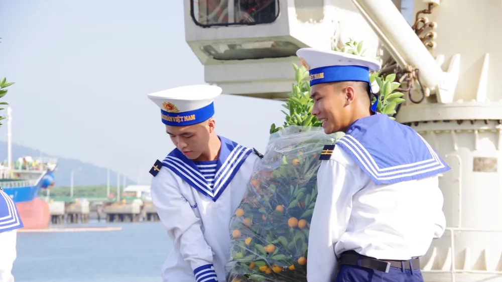 Những chậu quất tết đầu tiên được các chiến sĩ hải quân chuyển lên tàu