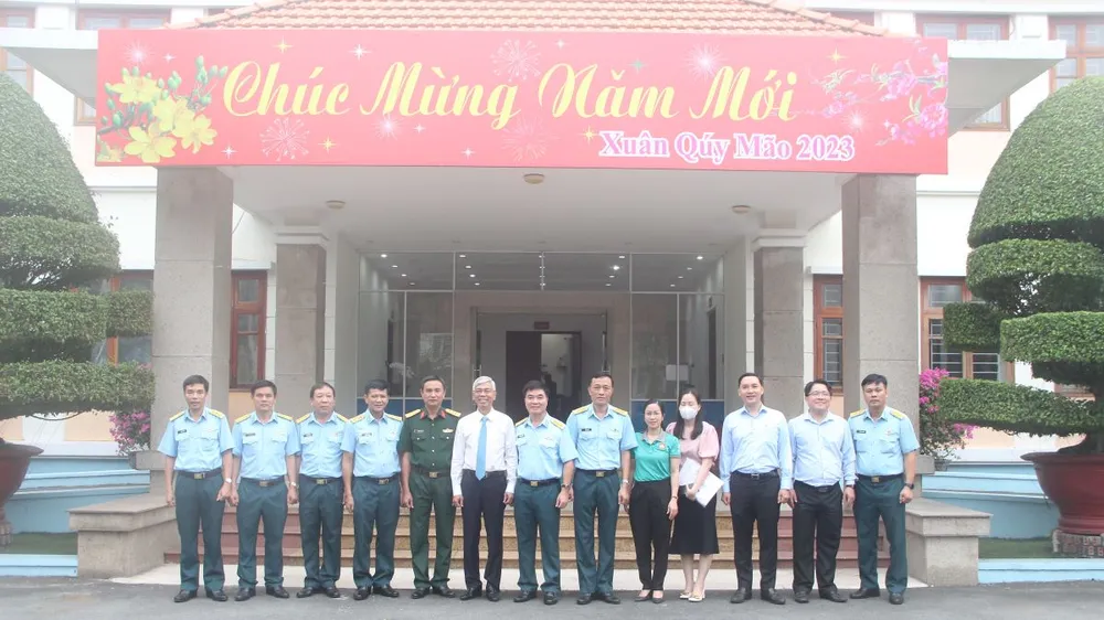 Phó Chủ tịch UBND TPHCM Võ Văn Hoan thăm, chúc tết các đơn vị quân đội và cán bộ lão thành