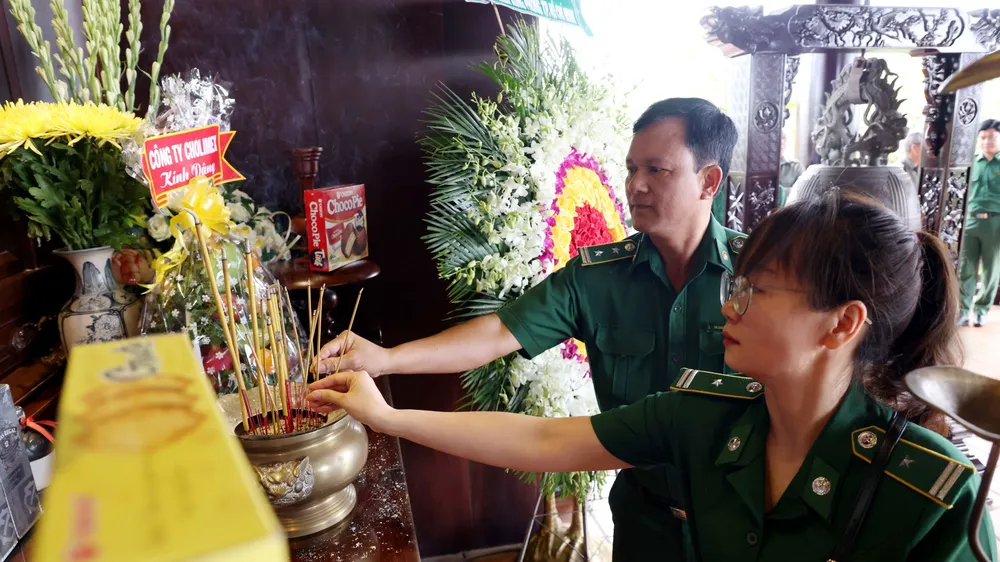 Dâng hương tri ân liệt sĩ thanh niên xung phong đã ngã xuống vì Tổ quốc