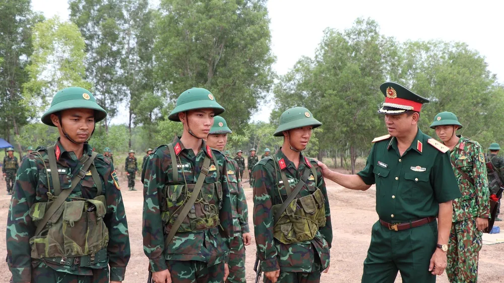Trung tướng Nguyễn Trường Thắng ân cần thăm hỏi, động viên chiến sĩ mới.