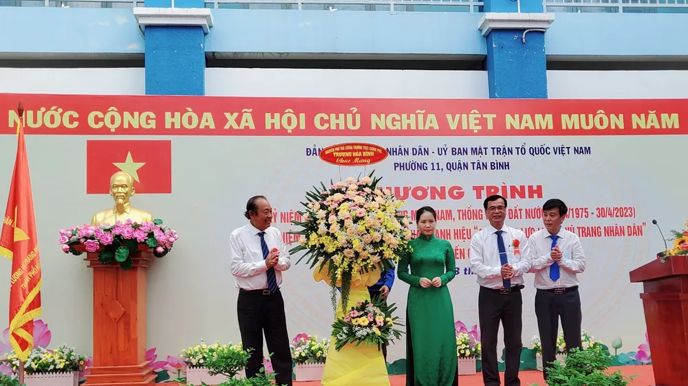 Đồng chí Trương Hòa Bình tặng hoa chúc mừng cán bộ, nhân dân phường 11