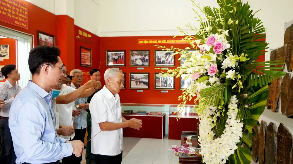 Các đồng chí lãnh đạo và đại biểu dâng hương tưởng niệm các anh hùng, liệt sĩ