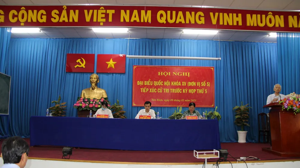 Quang cảnh buổi Đại biểu Quốc hội tiếp xúc cử tri quận Tân Bình. 