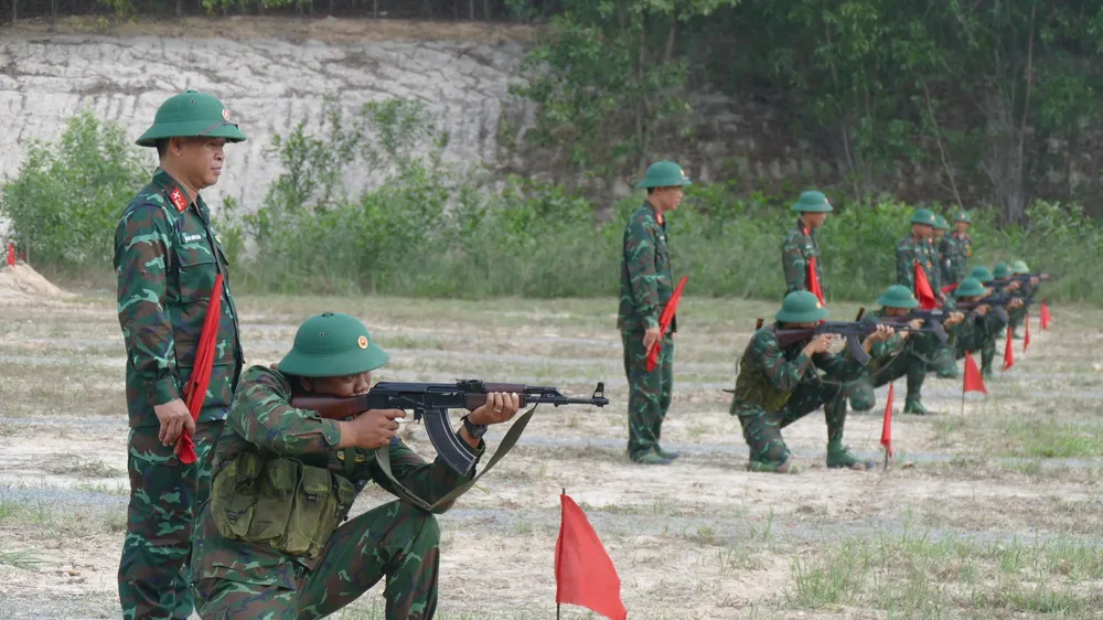 Chiến sĩ mới tự tin thực hiện các tư thế trong bài kiểm tra bắn súng tiểu liên AK bài 1