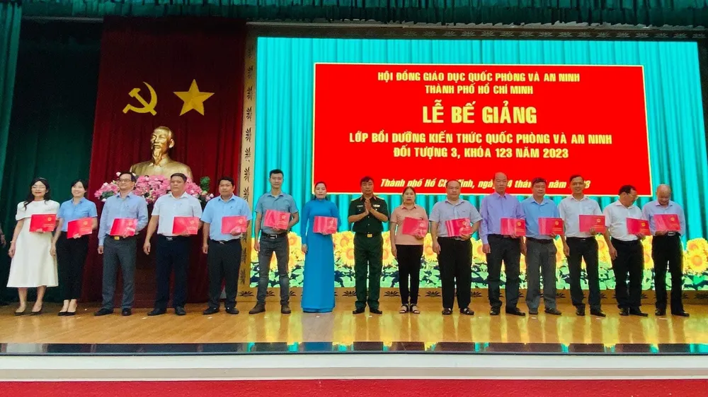 181 cán bộ TPHCM hoàn thành tốt khóa học quốc phòng - an ninh