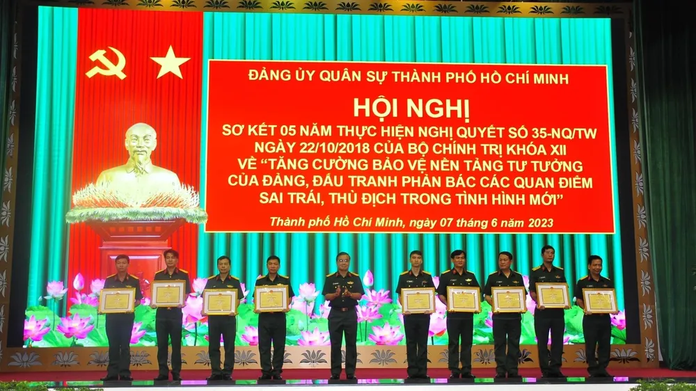 Đại tá Nguyễn Tuấn Bảo trao tặng giấy khen cho cán bộ, chiến sĩ lực lượng vũ trang tiêu biểu trong đấu tranh phản bác các quan điểm sai trái