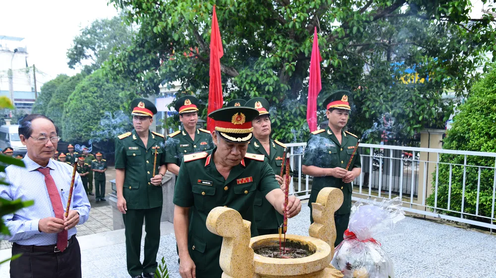 Đoàn công tác do Thiếu tướng Hoàng Đình Chung làm trưởng đoàn dâng hương tại Bia truyền thống lực lượng vũ trang Quân khu 7