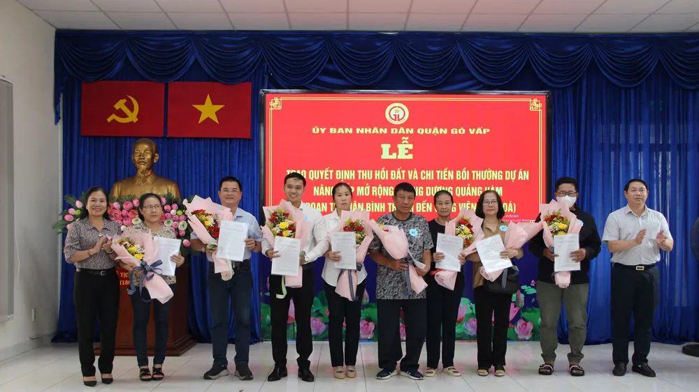 Lãnh đạo quận Gò Vấp tặng hoa chúc mừng những hộ dân đầu tiên nhận quyết định thu hồi đất