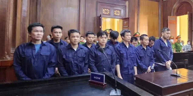 Các bị cáo đang nghe Hội đồng xét xử tuyên án tại phiên sơ thẩm. 