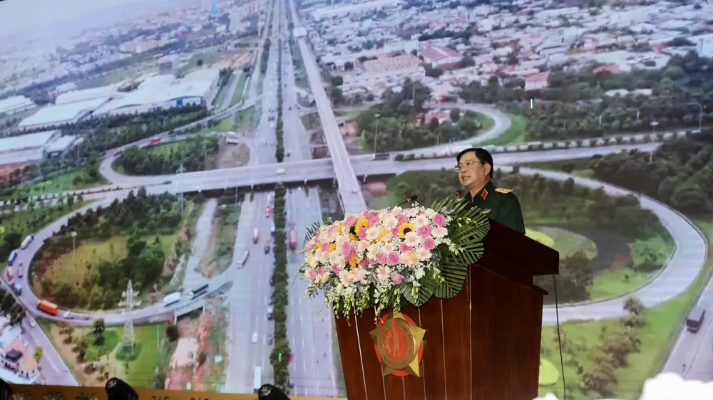 Thiếu tướng Phan Văn Xựng phát biểu ôn lại truyền thống 78 năm của lực lượng vũ trang TPHCM - Ảnh: DŨNG PHƯƠNG.