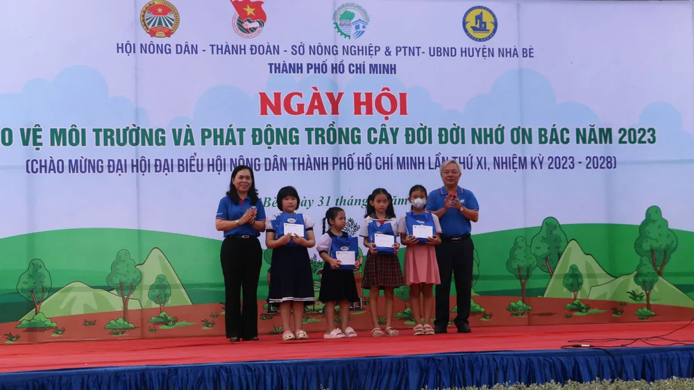 Đồng chí Nguyễn Thanh Xuân trao học bổng cho học sinh huyện Nhà Bè.