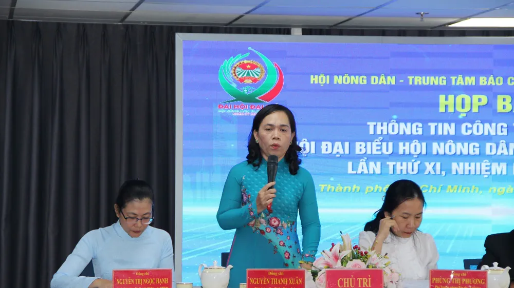 Đồng chí Nguyễn Thị Xuân chủ trì buổi họp báo