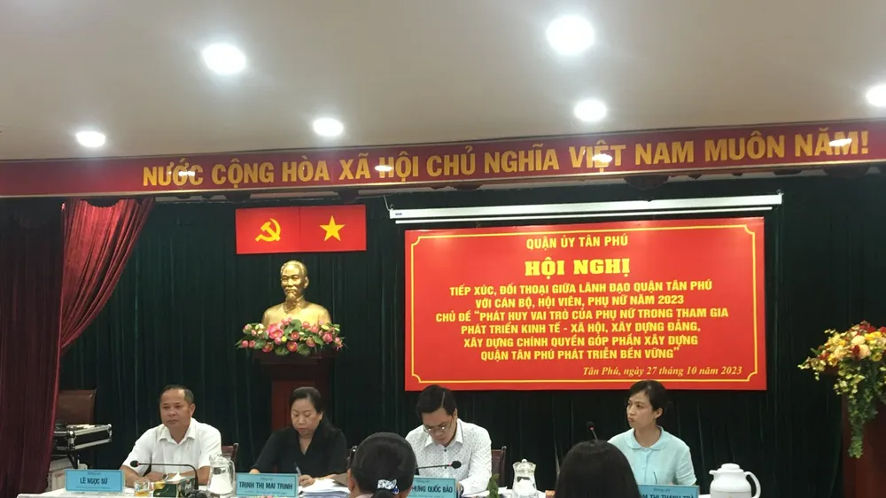 Hội nghị tiếp xúc, đối thoại giữa lãnh đạo quận với cán bộ, hội viên phụ nữ quận Tân Phú năm 2023
