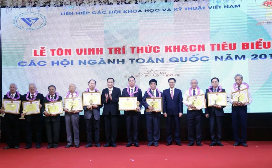 Tôn vinh 53 trí thức khoa học và công nghệ tiêu biểu
