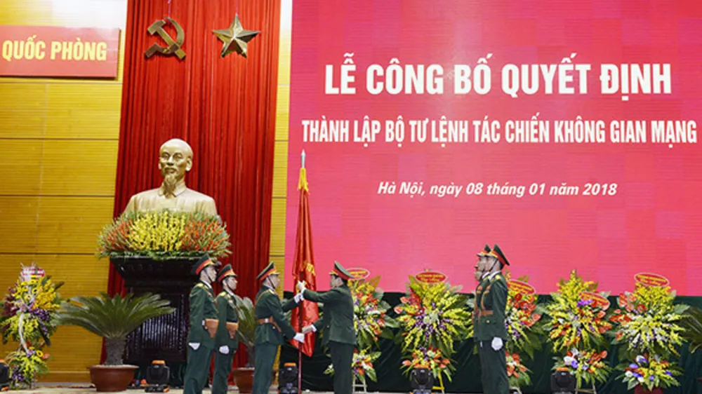 Đại tướng Ngô Xuân Lịch, Ủy viên Bộ Chính trị, Phó Bí thư Quân ủy Trung ương, Bộ trưởng Bộ Quốc phòng trao Quân kỳ Quyết thắng cho Bộ Tư lệnh Tác chiến không gian mạng