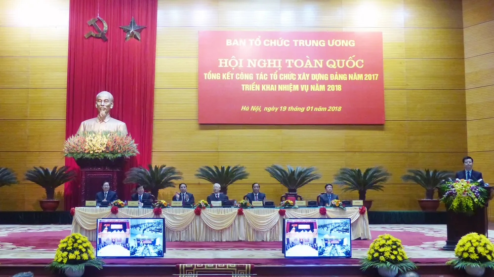 Các đồng chí chủ trì, điều hành hội nghị sáng 19-1.