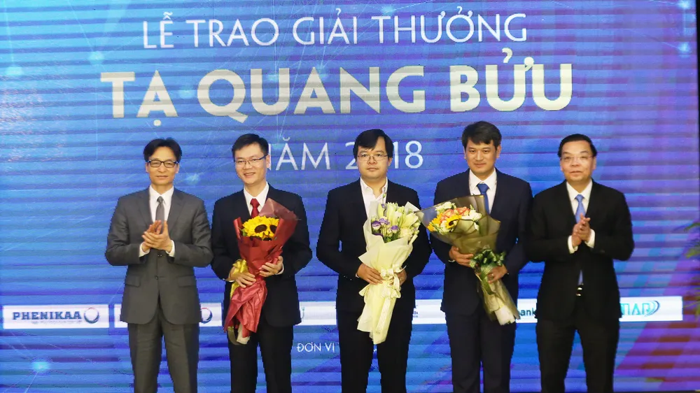 Phó Thủ tướng Vũ Đức Đam và Bộ trưởng Bộ KH-CN Chu Ngọc Anh chúc mừng 3 nhà khoa học đoạt Giải thưởng Tạ Quang Bửu 2018. Ảnh: TRẦN BÌNH