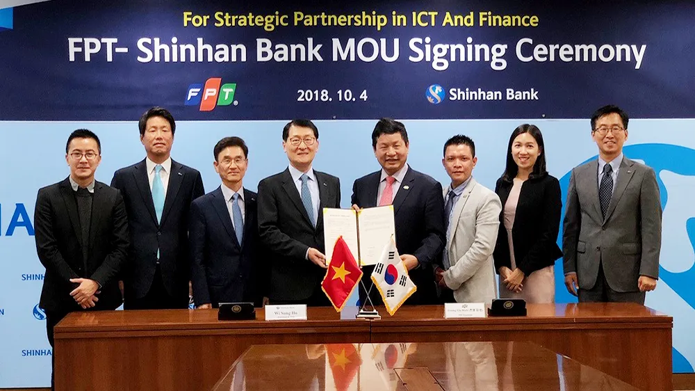Tập đoàn FPT và Shinhan Bank chính thức ký kết hợp tác chuyển đổi ngân hàng số tại Seoul, Hàn Quốc. Ảnh: FT