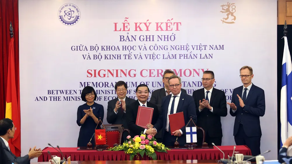 Bộ trưởng Bộ KH-CN Việt Nam Chu Ngọc Anh và Bộ trưởng Kinh tế Phần Lan Mika Lintila trao đổi văn bản ký kết hợp tác trong lĩnh vực KH-CN và đổi mới sáng tạo. Ảnh: TB