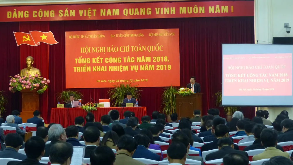 Sức ép về kinh tế và nguy cơ báo chí bị truyền thông xã hội “vượt mặt”
