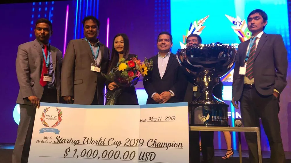 Đại diện Abivin nhận giải thưởng quán quân cuộc thi Startup World Cup 2019 tại San Francisco, Mỹ
