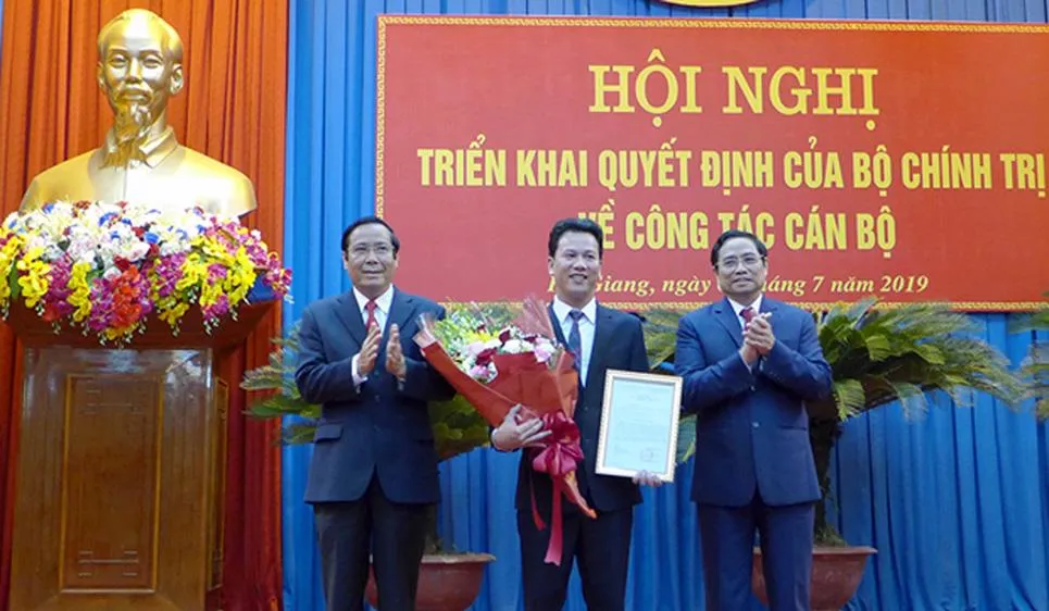 Bộ Chính trị điều động Chủ tịch UBND tỉnh Hà Tĩnh giữ chức Bí thư Tỉnh ủy Hà Giang