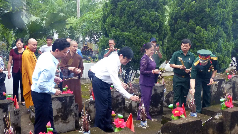 Nguyên Chủ tịch nước Trương Tấn Sang dâng hương, hoa tri ân các anh hùng, liệt sĩ tại Vị Xuyên